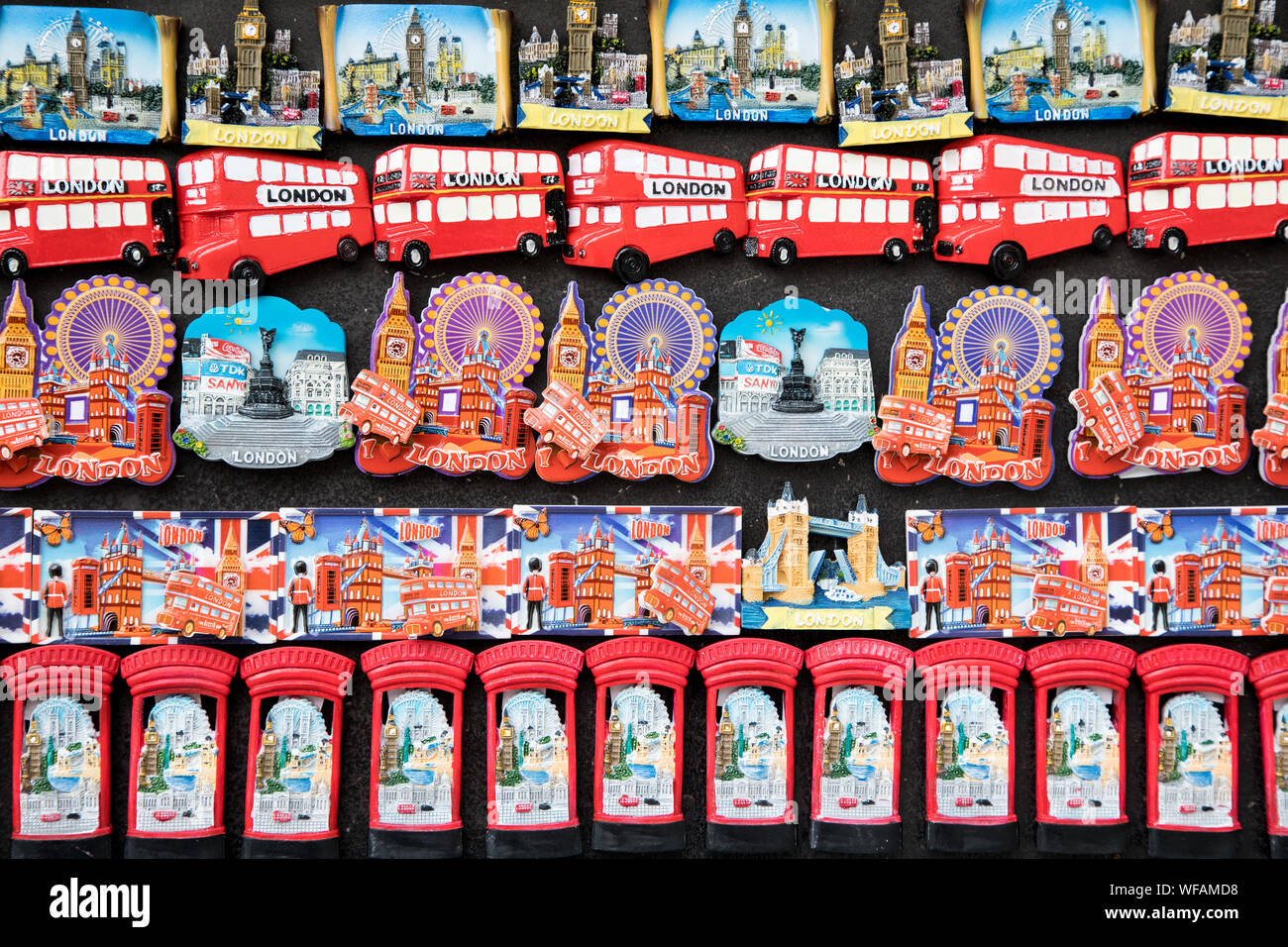 London, Großbritannien - 5. Juni 2017: Souvenir London Kühlschrank Magnete für den Verkauf angezeigt. Ikonischen Wahrzeichen von London mit den roten Doppeldeckerbussen, Häuser von Parliame Stockfoto