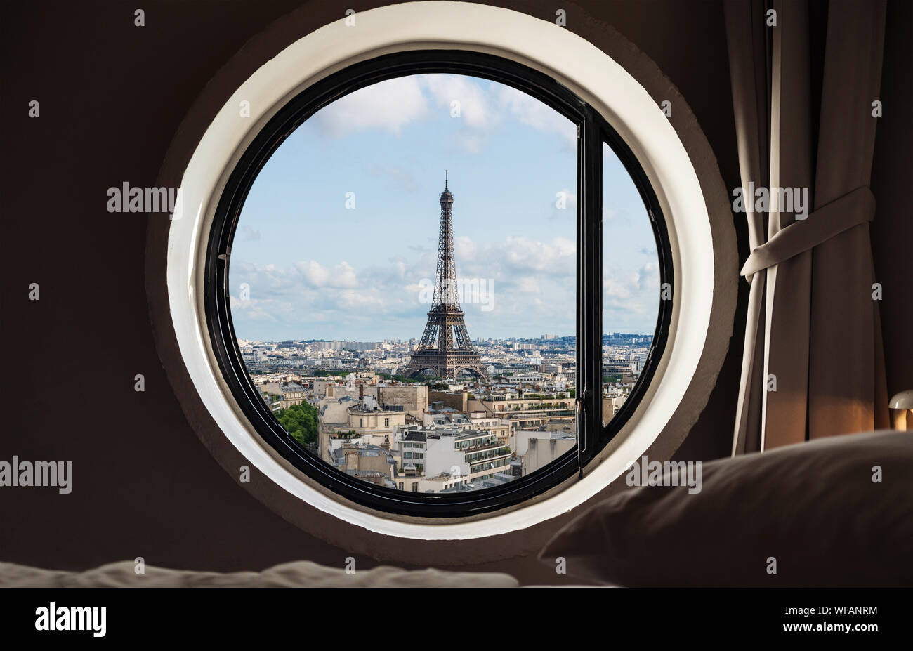 Blick durch Fenster, Eiffel Turm Wahrzeichen in Paris, Frankreich Stockfoto