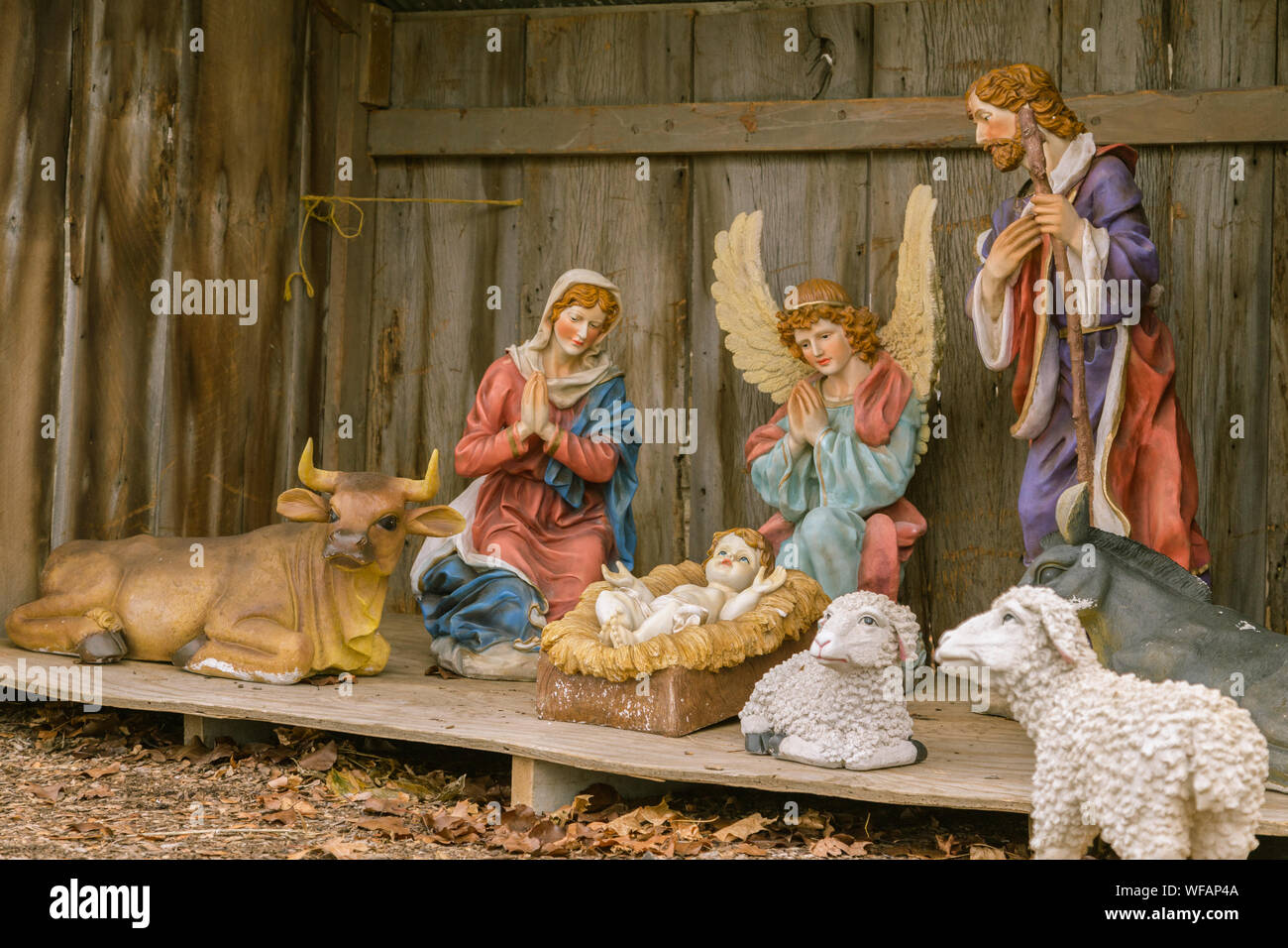 Die Figuren von Weihnachten Krippe." Christus in der Krippe' in einem hölzernen Showcase außerhalb der Kirche, Wauseon, Ohio, USA angezeigt werden. Stockfoto