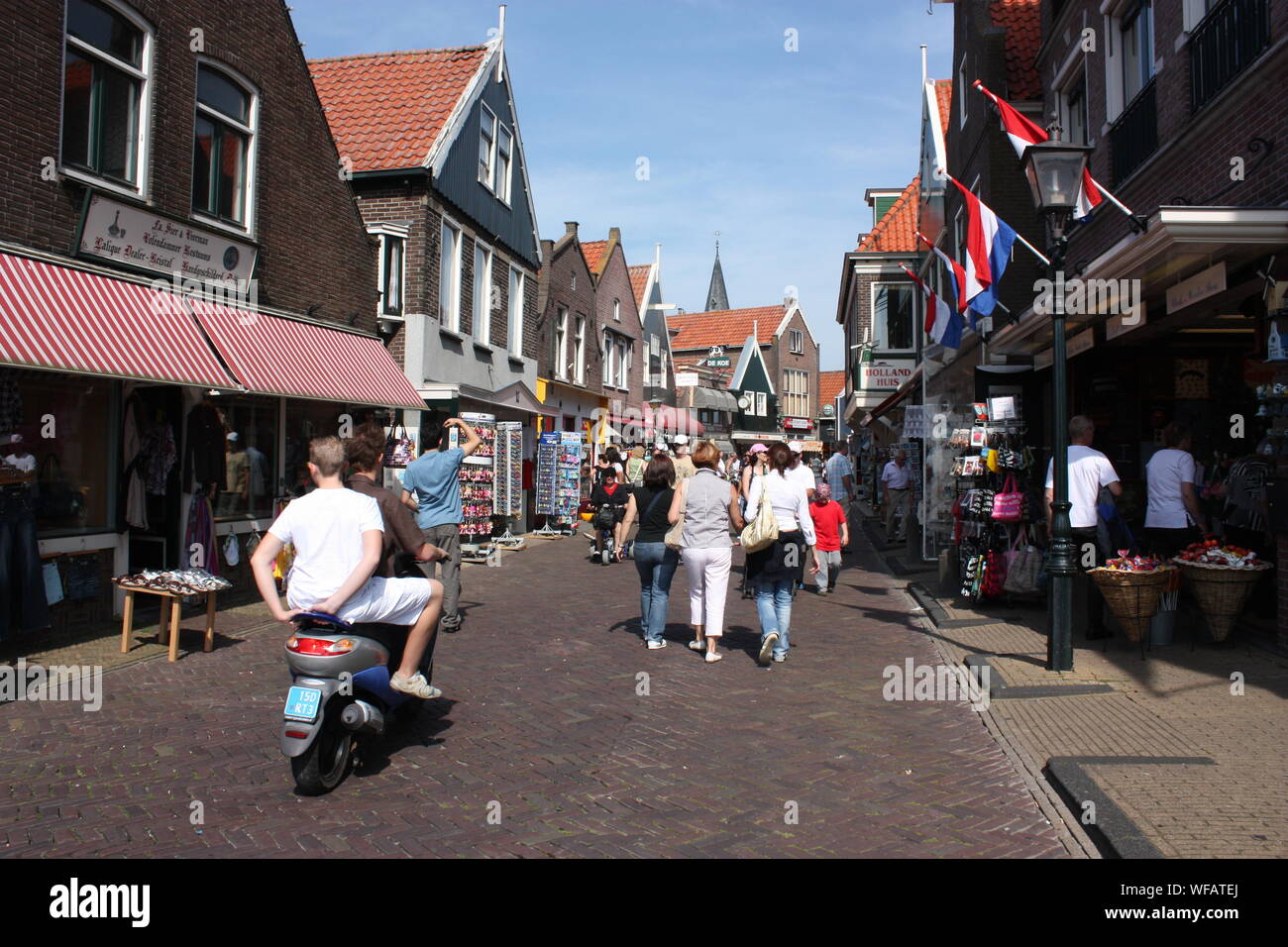 Eine Straße in Volendam Village, die gut mit den traditionellen Holzhäusern, Restaurants, Souvenirläden und Fotostudios erhalten. Stockfoto
