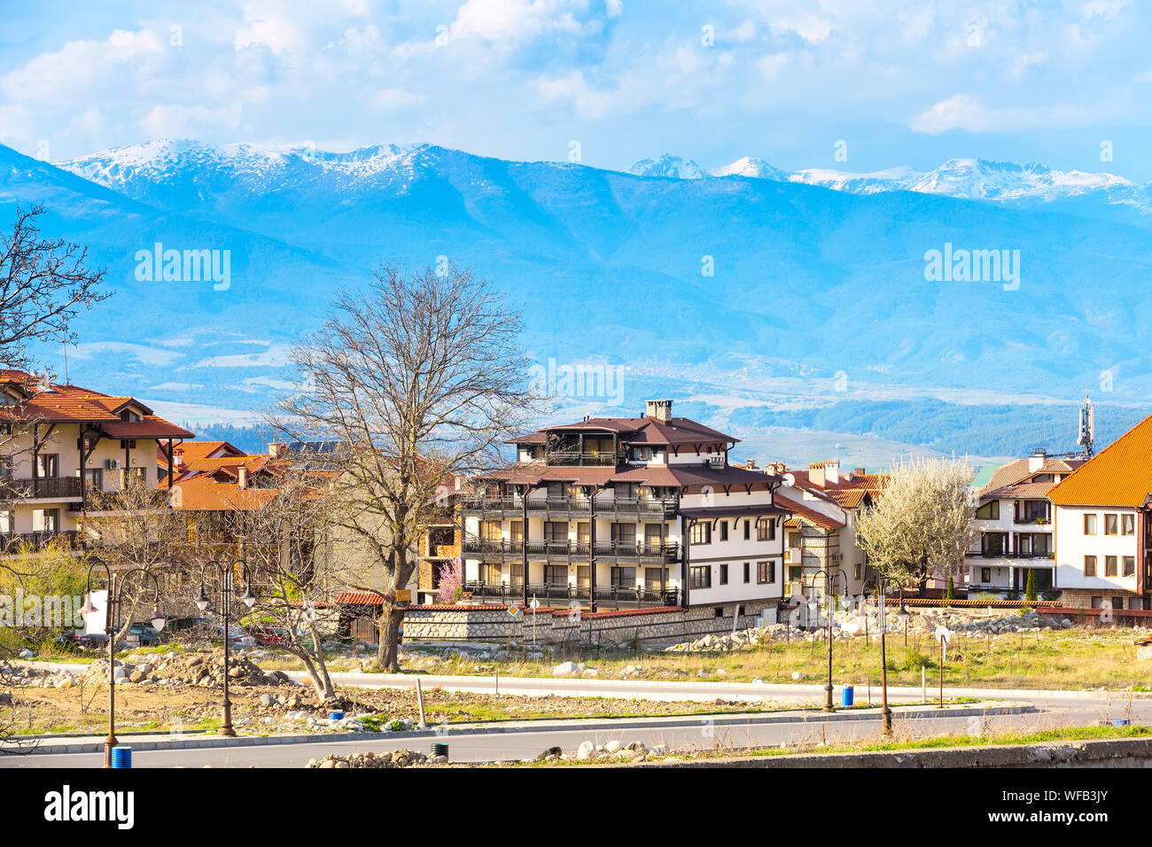 Bansko, Bulgarien Frühjahr mit Blick auf Bäume, Berge Gipfel Landschaft und Häuser Stockfoto