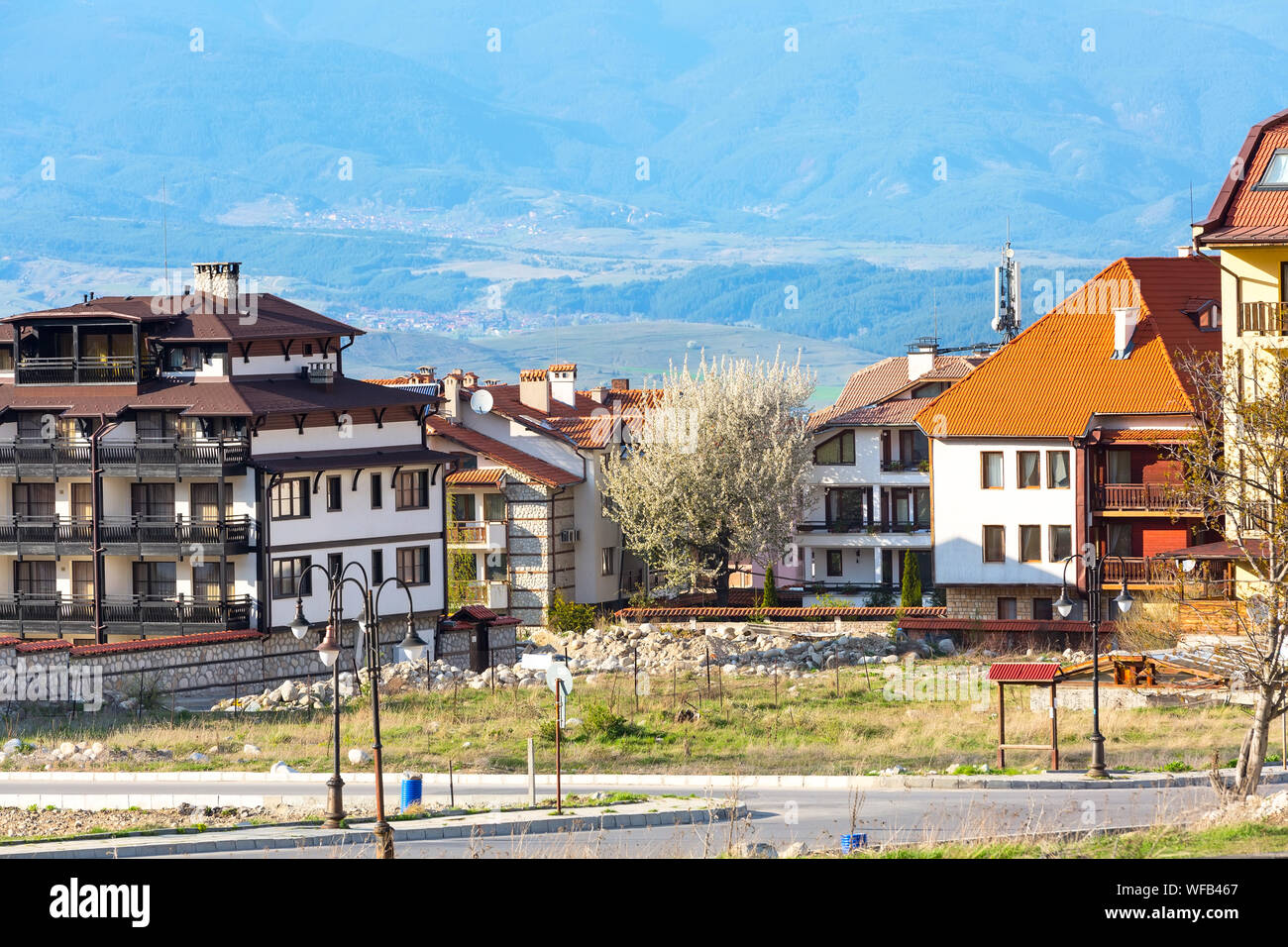 Bansko, Bulgarien Frühjahr mit Blick auf Bäume, Berge Landschaft und Häuser Stockfoto