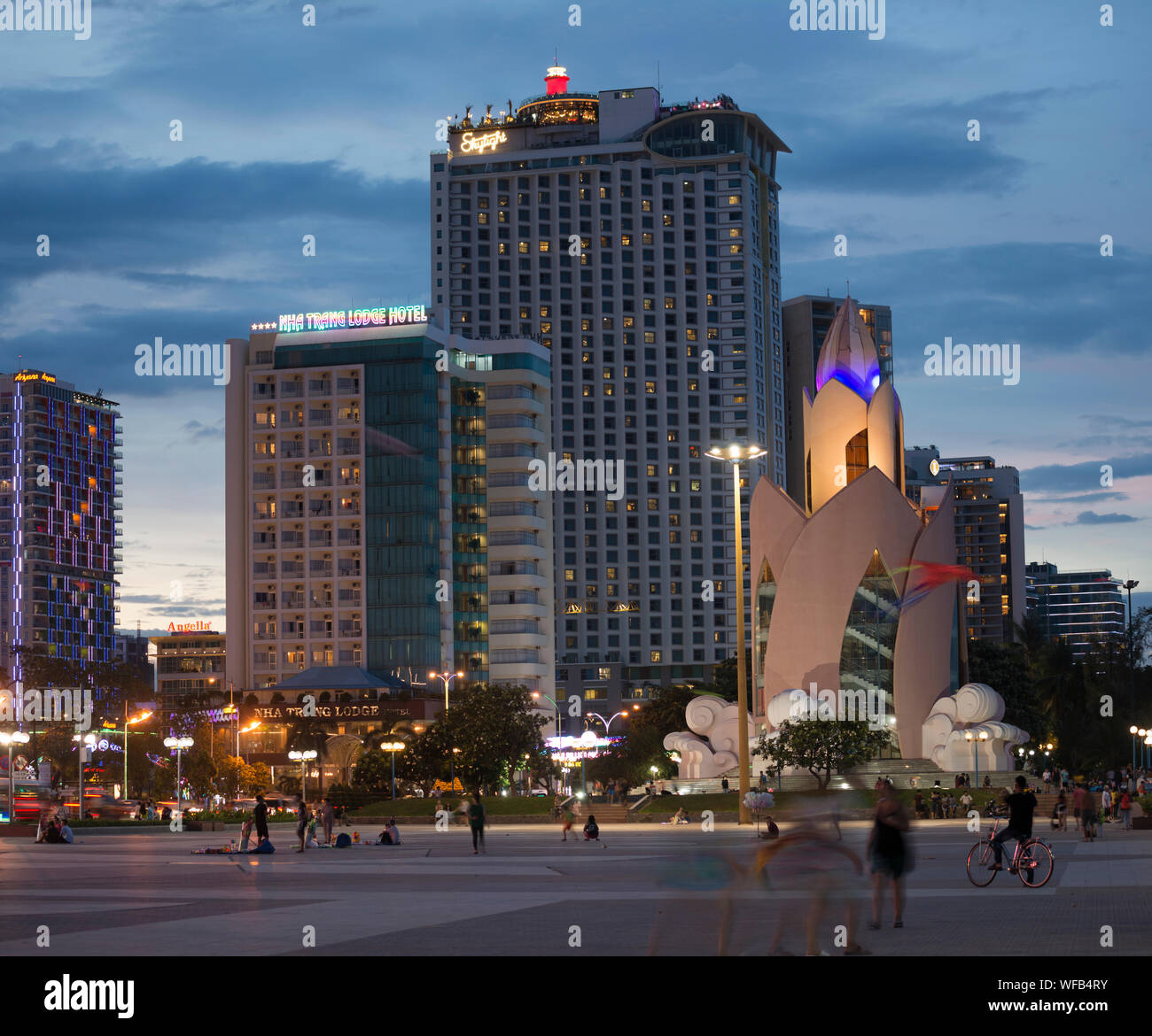 Thap Tram Huong Turm, und der Hauptplatz der Stadt, Nha Trang, Vietnam. Stockfoto