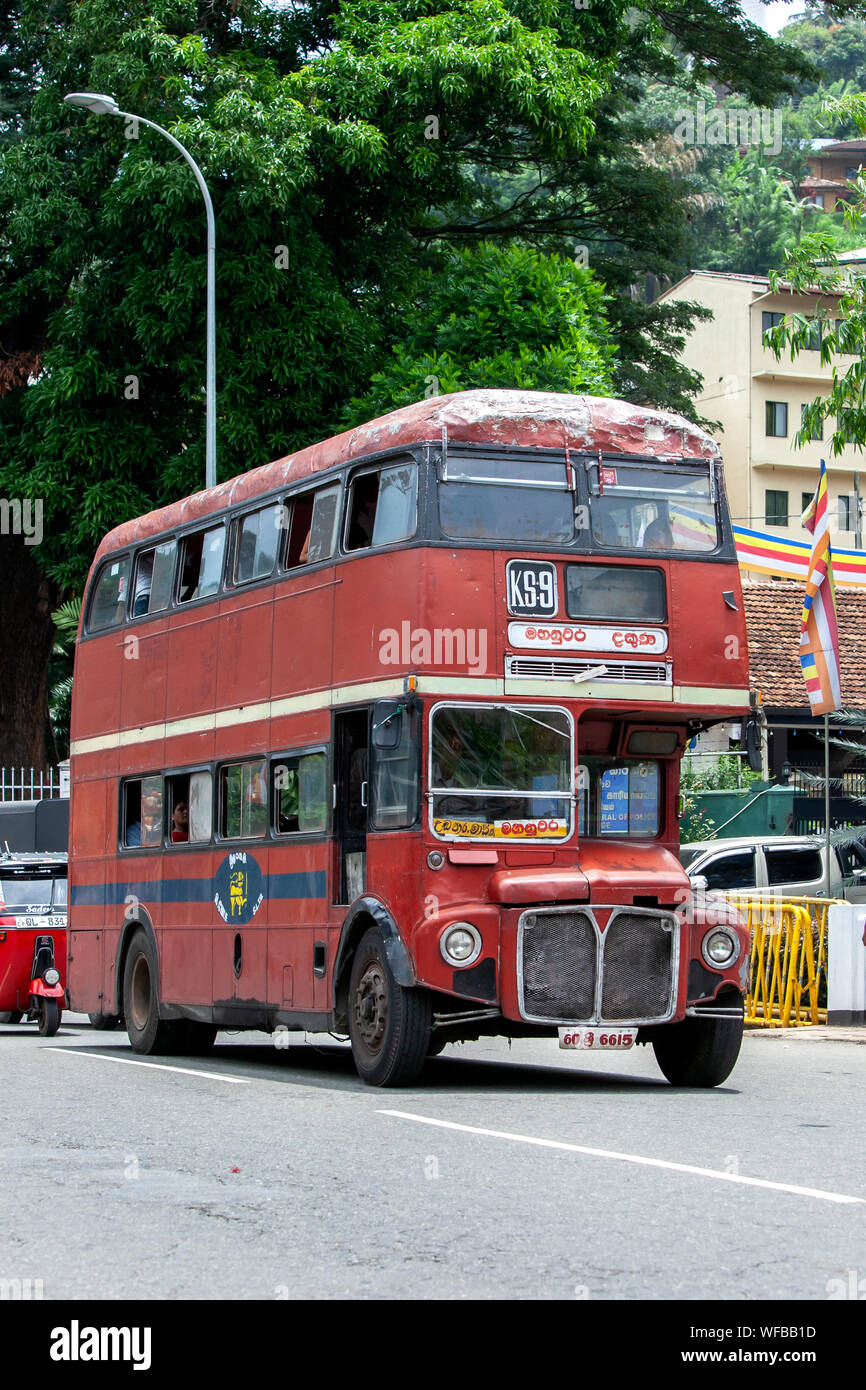 Ein alter englischer Doppeldeckerbus, die noch in Betrieb ist, Antriebe entlang einer Straße in Kandy in Sri Lanka. Stockfoto