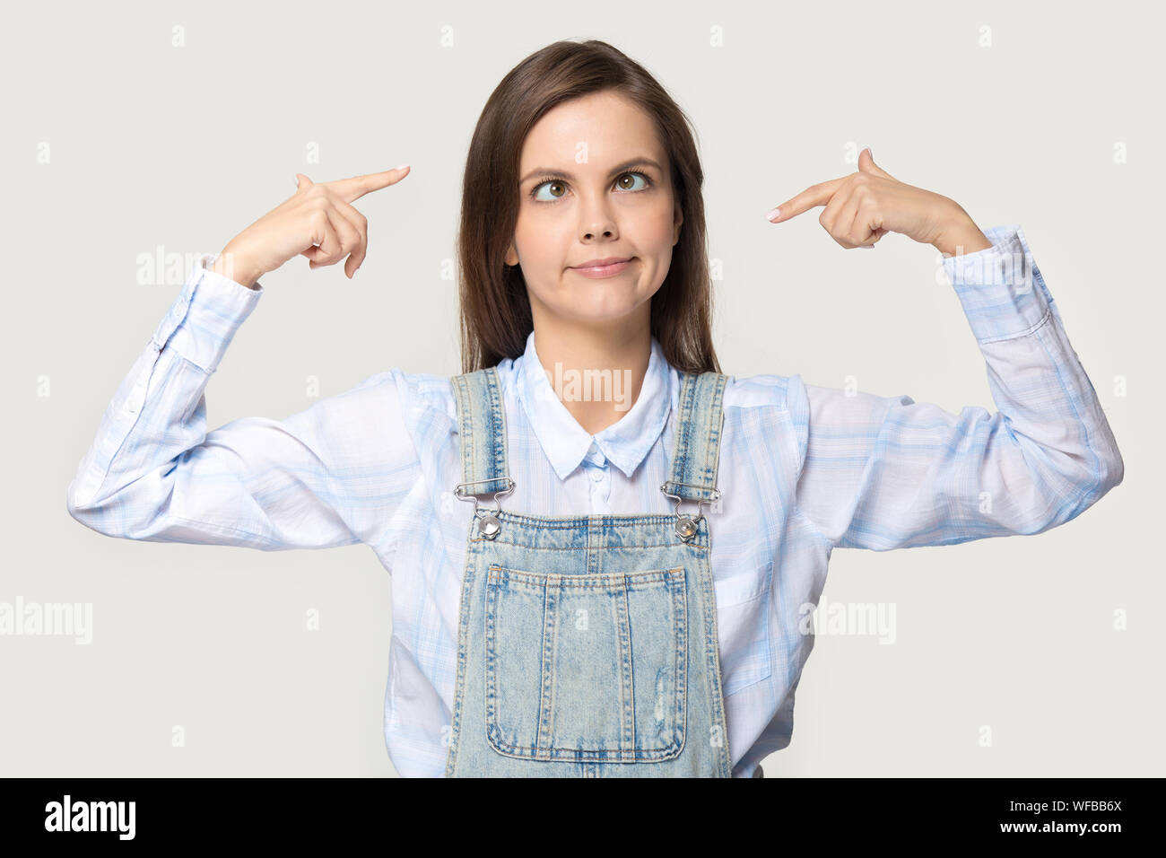 Lustige Jugendmädchen spielen dumm, lustige Gesichter Stockfoto