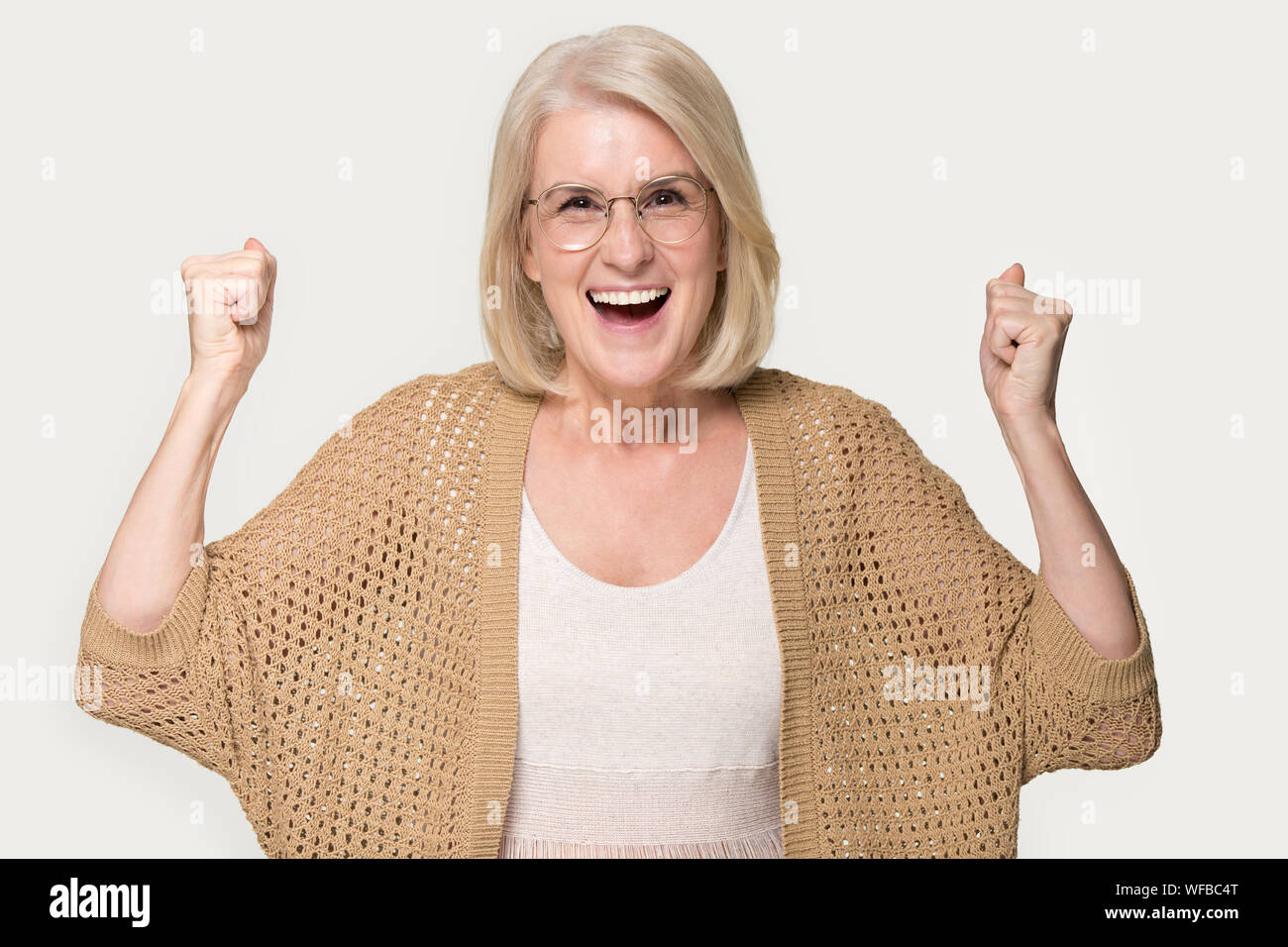Überglücklich reife Frau fühlen sich euphorisch mit guten Nachrichten Stockfoto