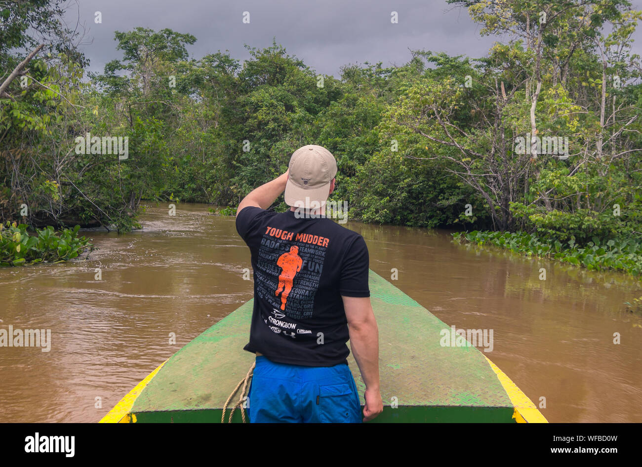 Teilnehmer an der "harten Mudder" Wettbewerb an den Ufern des Amazonas. Stockfoto