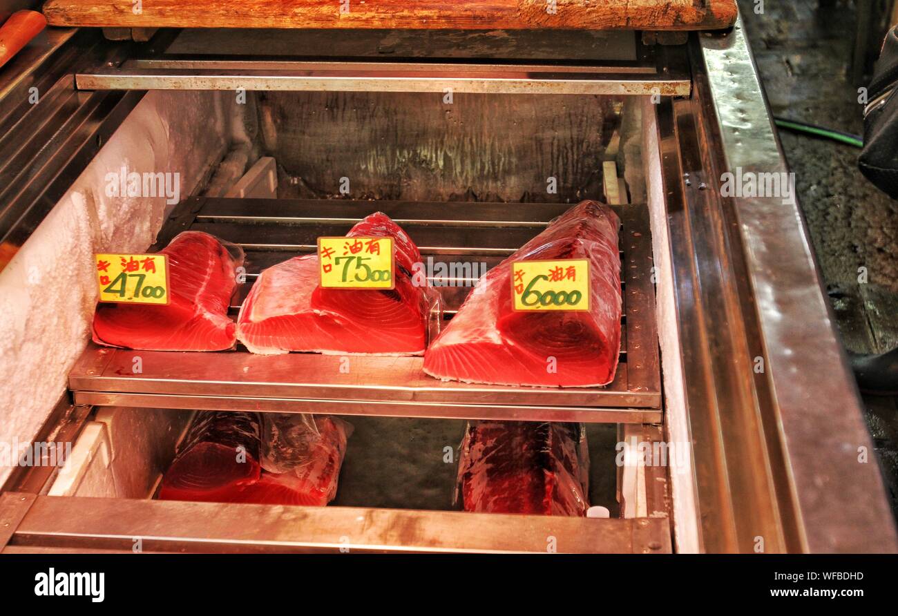 Hohe Betrachtungswinkel von Thunfisch Fleisch mit Etiketten im Kühlschrank  bei Fischmarkt Stockfotografie - Alamy