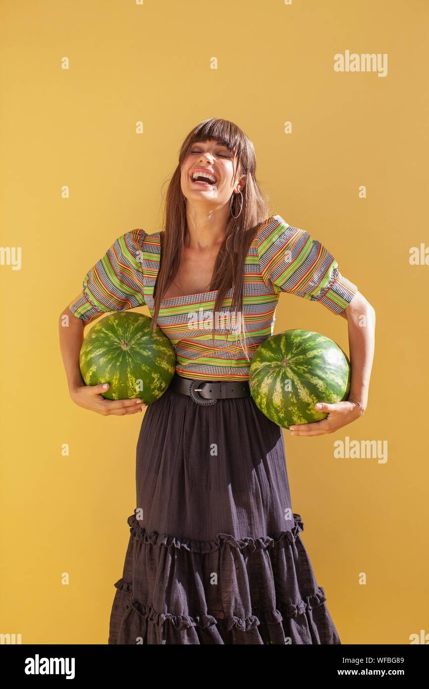Lachende Frau Wassermelonen Holding Stockfoto