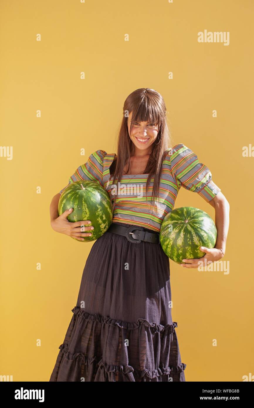Lächelnde Frau Wassermelonen Holding Stockfoto