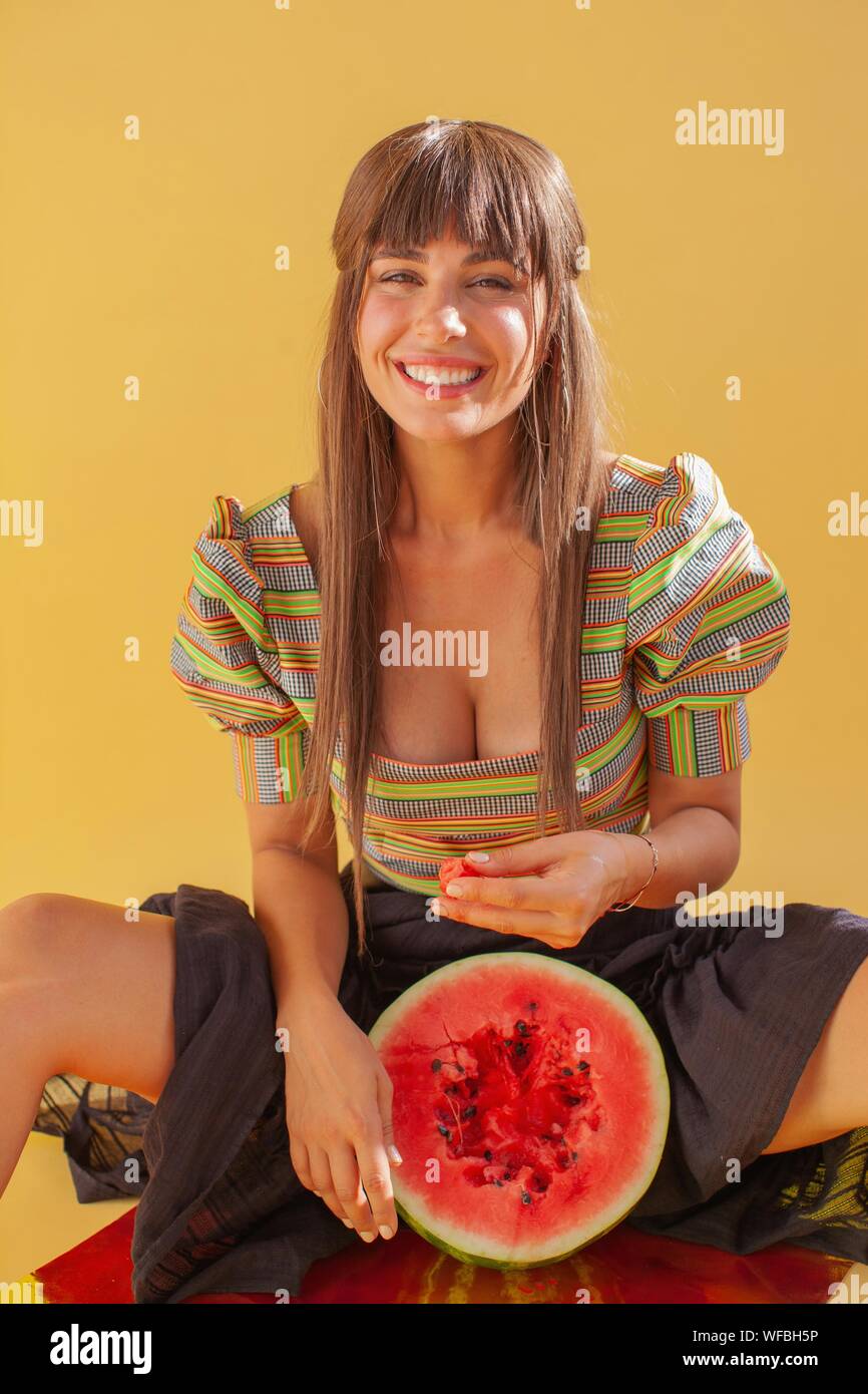Lächelnde Frau Wassermelone essen Stockfoto