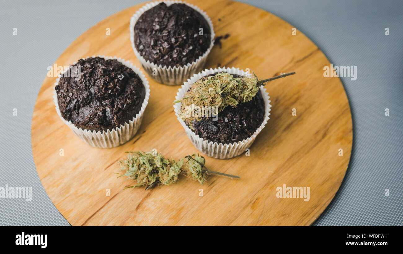 Hausgemachte Kuchen mit Cannabis und Knospen von Marihuana. Konzept der Verwendung von Marihuana in der Lebensmittelindustrie. Kuchen mit CBD Cannabis und Knospen von Marihuana auf die g Stockfoto