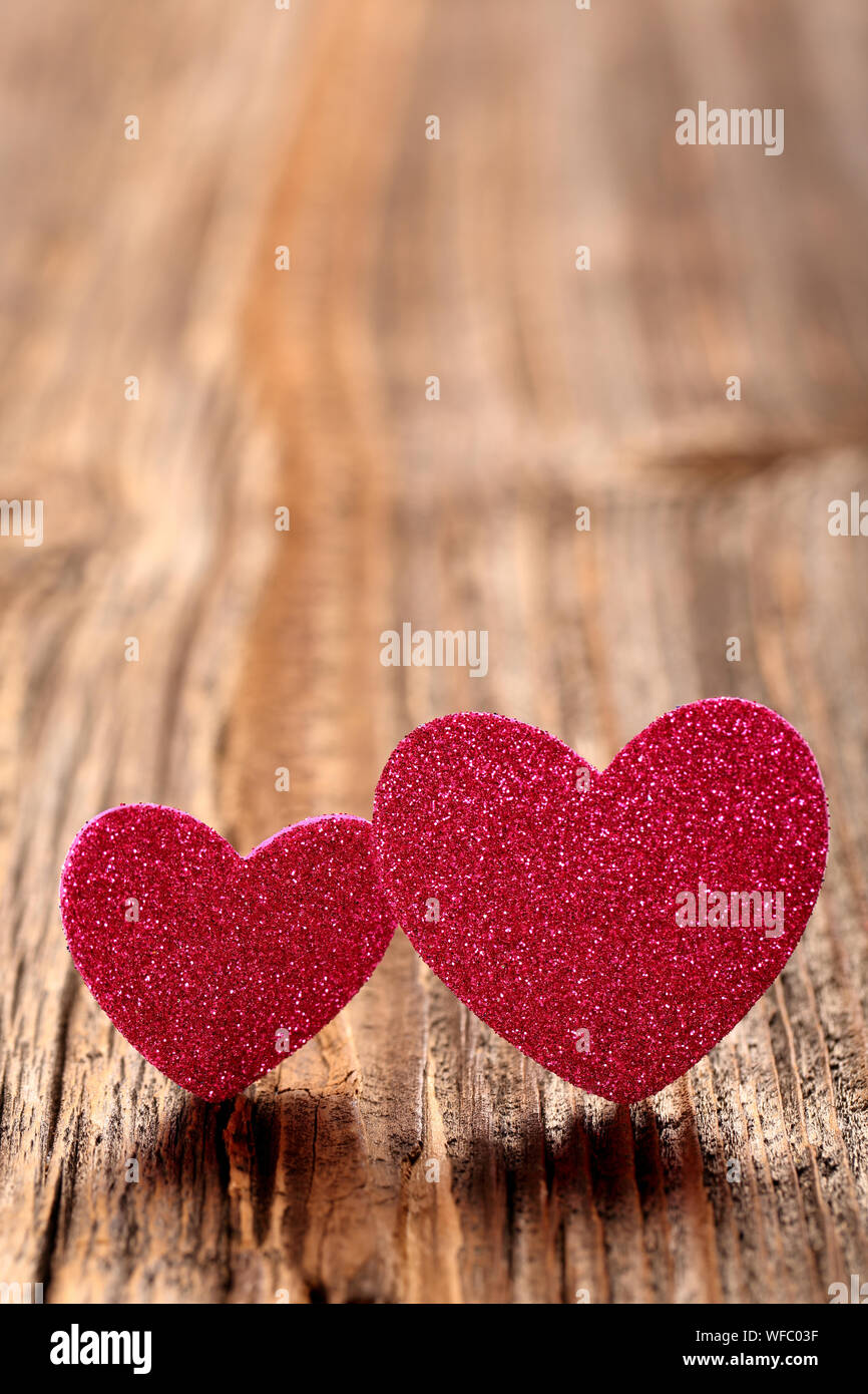 Valentines Tag Karte mit zwei Herzen auf hölzernen Hintergrund Stockfoto