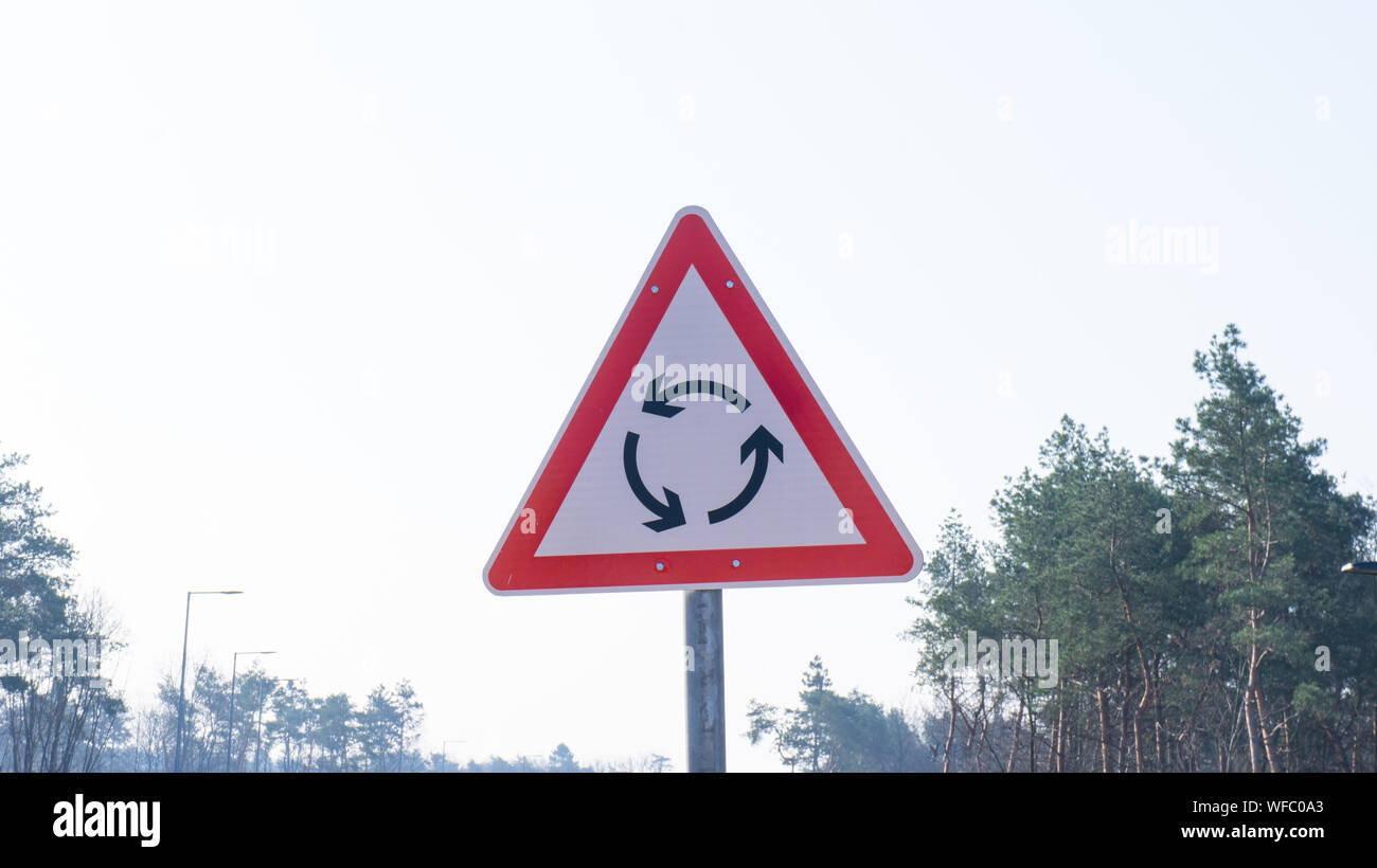 Kreisverkehr Zeichen im Wald Stockfoto