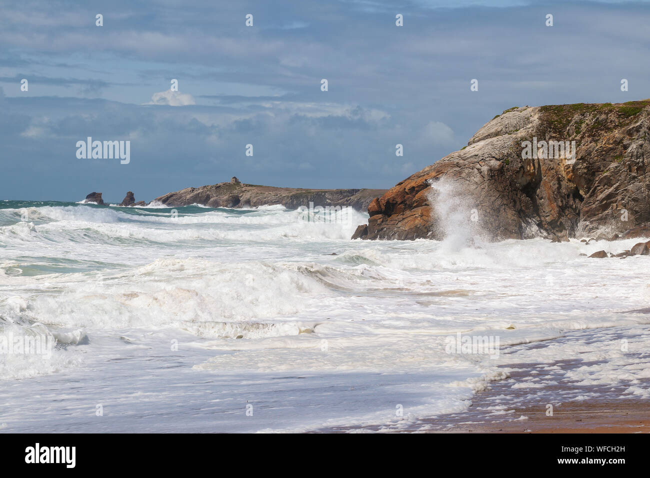 Starke Wellen des Atlantik auf wilden Küste der Halbinsel von Quiberon, Bretagne, Frankreich Stockfoto