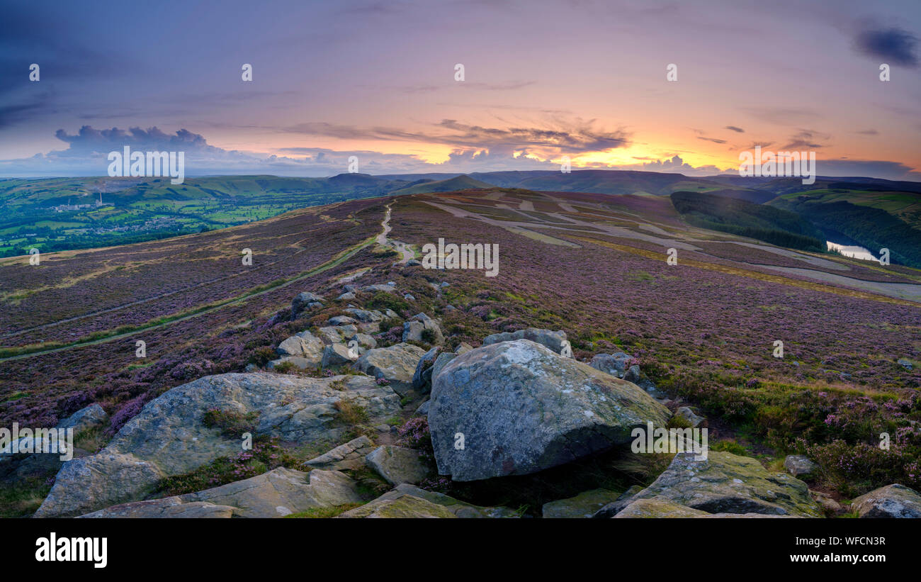 Win Hill, Großbritannien - 12.August 2019: Sonnenuntergang über den Peak District von Win Hill mit den Anfängen der Heidekraut blüht. Stockfoto
