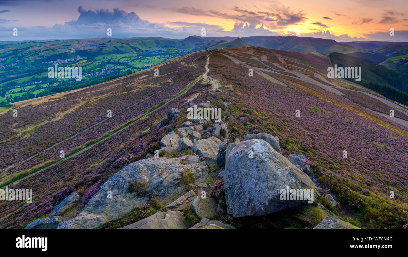 Win Hill, Großbritannien - 12.August 2019: Sonnenuntergang über den Peak District von Win Hill mit den Anfängen der Heidekraut blüht. Stockfoto