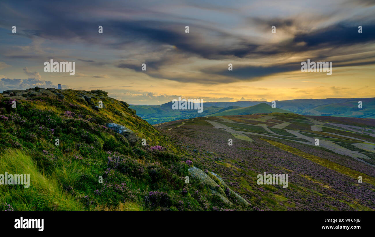 Win Hill, Großbritannien - 12.August 2019: Sonnenuntergang über den Peak District von Win Hill mit den Anfängen der Heidekraut blüht. Stockfoto