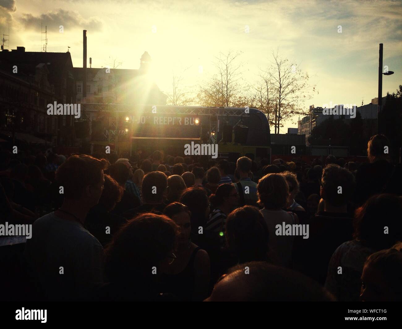 Menschen In Festival auf der Reeperbahn Street gegen Himmel Stockfoto