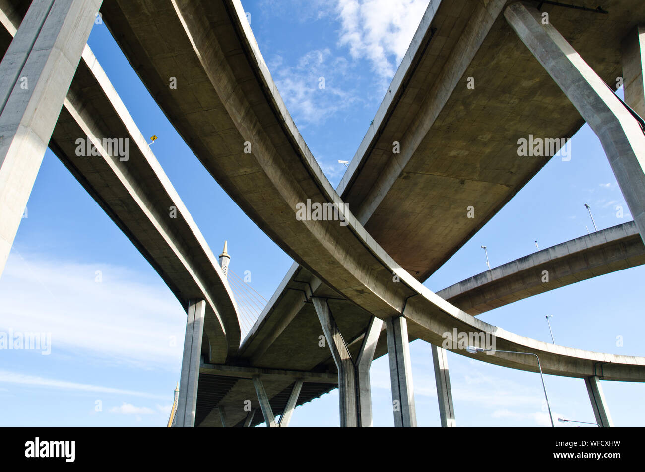 Niedrigen Winkel Ansicht der Hängebrücke gegen Himmel Stockfoto