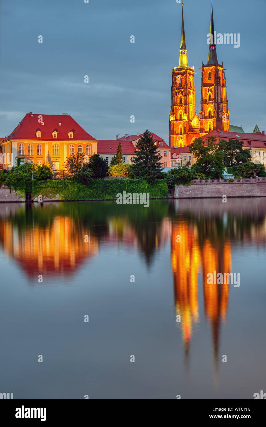 Die Kathedrale von St. Johannes der Täufer in Wroclaw, Polen, in der Dämmerung Stockfoto