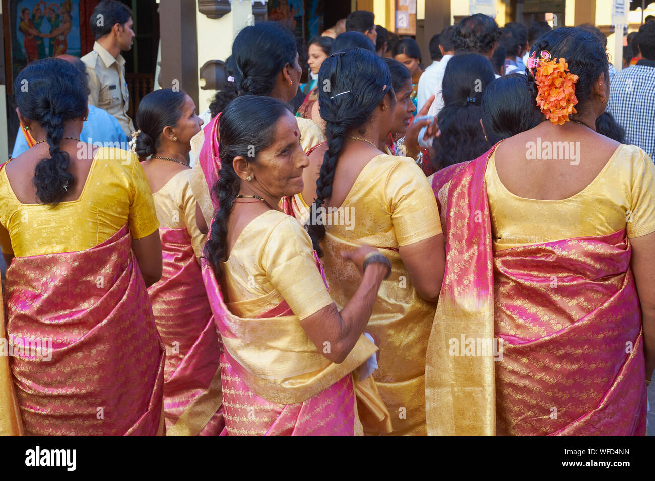 Indische Frauen besuchen Balkrishna Tempel in Udipi (udupi). Karnataka, Indien, einheitlich gekleidet in Gelb choli (Weste) und malvenfarbenen SARI (Saree) Stockfoto