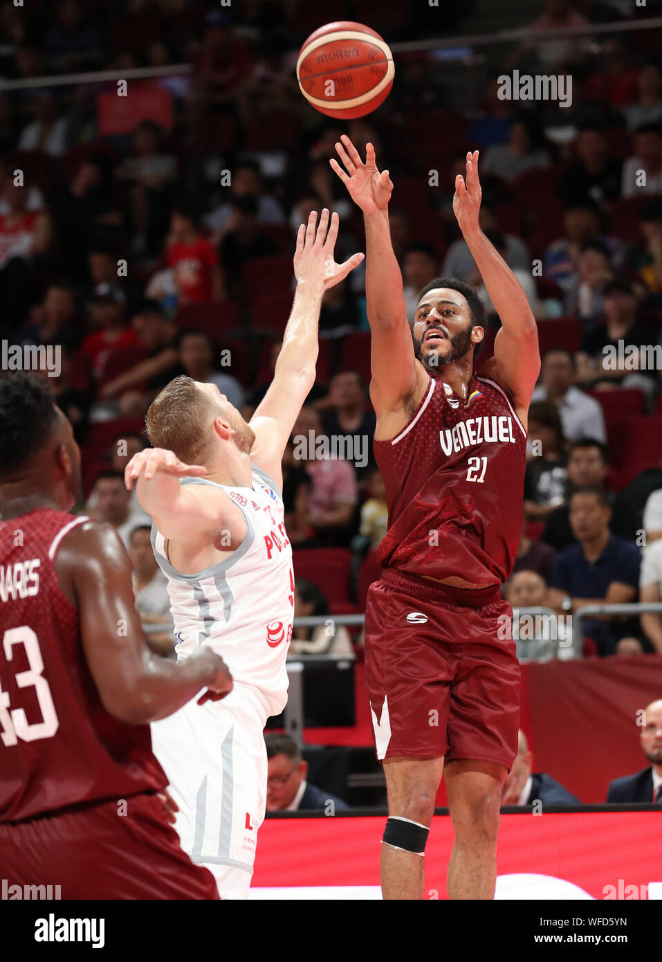 Peking, China. 31 Aug, 2019. Dwight Lewis (R) von Venezuela schießt während der Gruppe ein Match zwischen Polen und Venezuela im Jahr 2019 FIBA-Weltmeisterschaft in Peking, China, Jan. 31, 2019. Credit: Meng Yongmin/Xinhua/Alamy leben Nachrichten Stockfoto