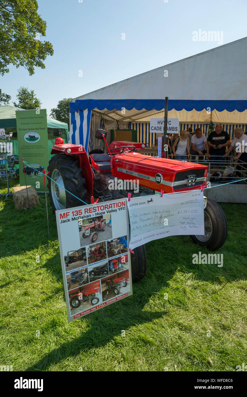 Hoffen auf den August Bank Holiday 2019 in Derbyshire, England. Wiederhergestellten roten Traktor angezeigt außerhalb der jungen Landwirte Festzelt. Stockfoto
