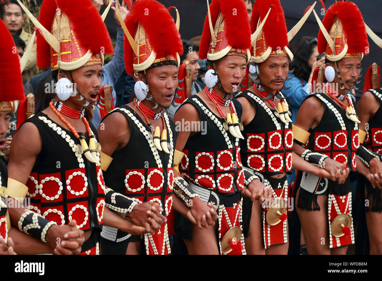 Naga Stammesangehörigen aus Yimchunger Stamm Tanz auf dem Hornbill Festival in die Naga Heritage Village von Kisama, Nagaland Stockfoto