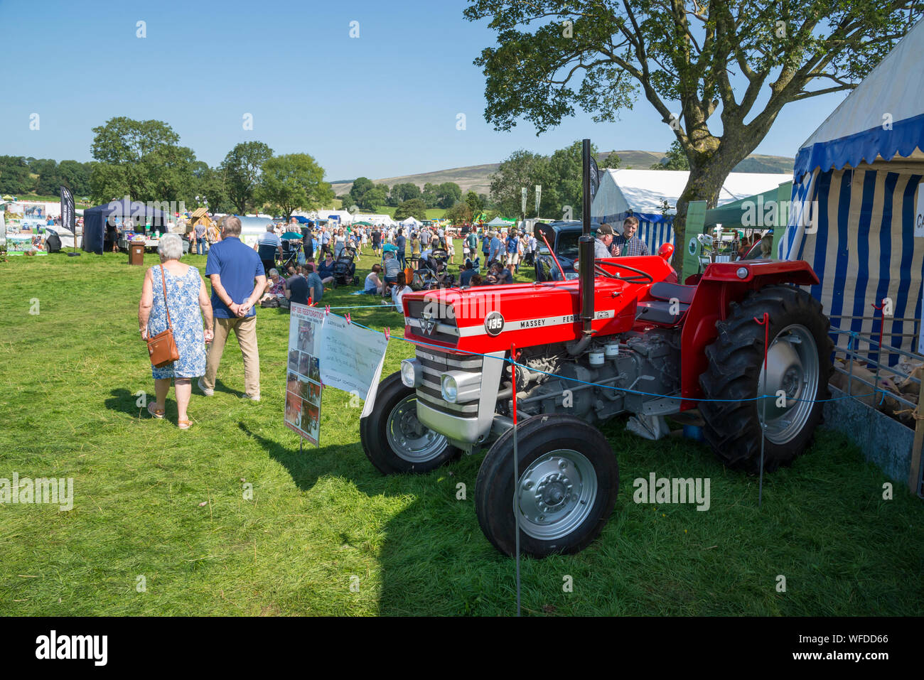 Hoffen auf den August Bank Holiday 2019 in Derbyshire, England. Wiederhergestellten roten Traktor angezeigt außerhalb der jungen Landwirte Festzelt. Stockfoto