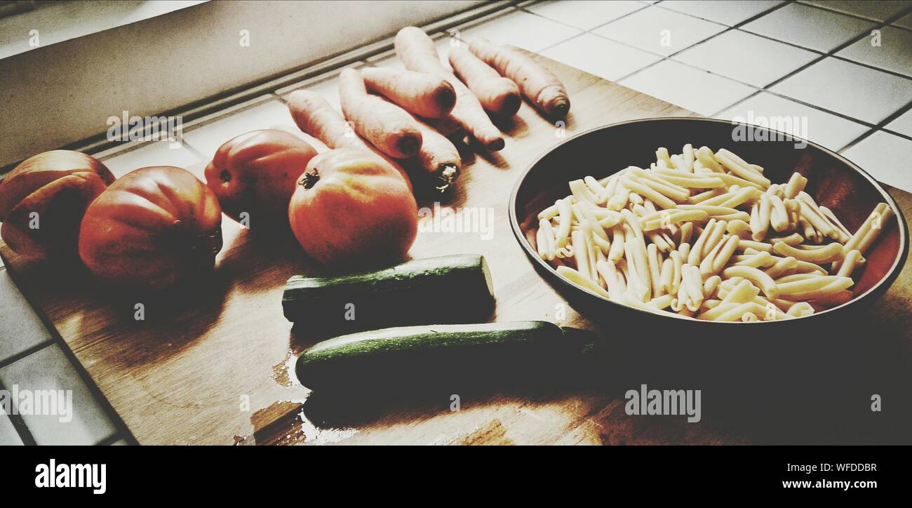 Zubereitung von Speisen in der Küche Stockfoto