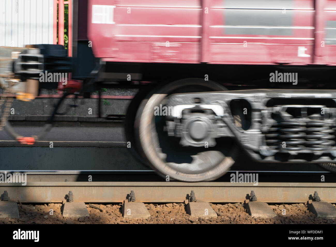 Nahaufnahme der Bahn Rad in Bewegung auf der Bahn Stockfoto