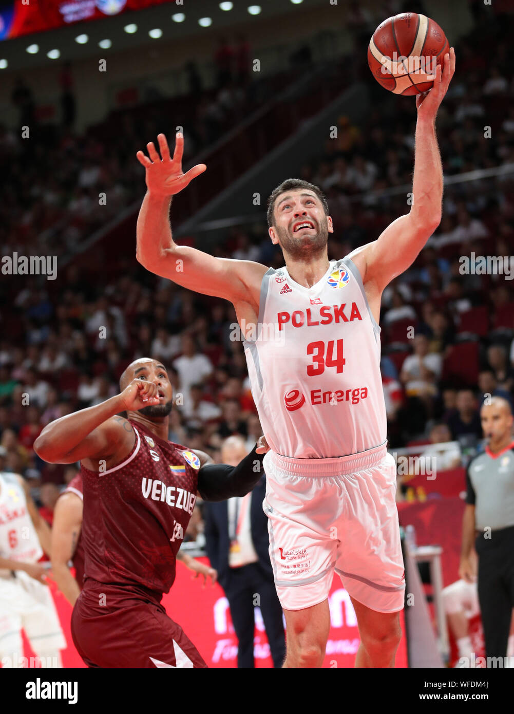 (190831) - Peking, Aug 31, 2019 (Xinhua) - Adam Hrycaniuk (R) von Polen geht für den Korb, während die Gruppe eine Übereinstimmung zwischen Polen und Venezuela im Jahr 2019 FIBA-Weltmeisterschaft in Peking, China, Jan. 31, 2019. (Xinhua / Meng Yongmin) Stockfoto