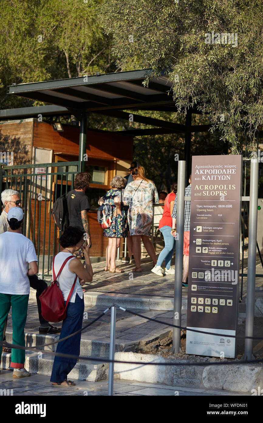 Touristen geben Sie den Standort des Parthenon Akropolis bei thens Griechenland Stockfoto