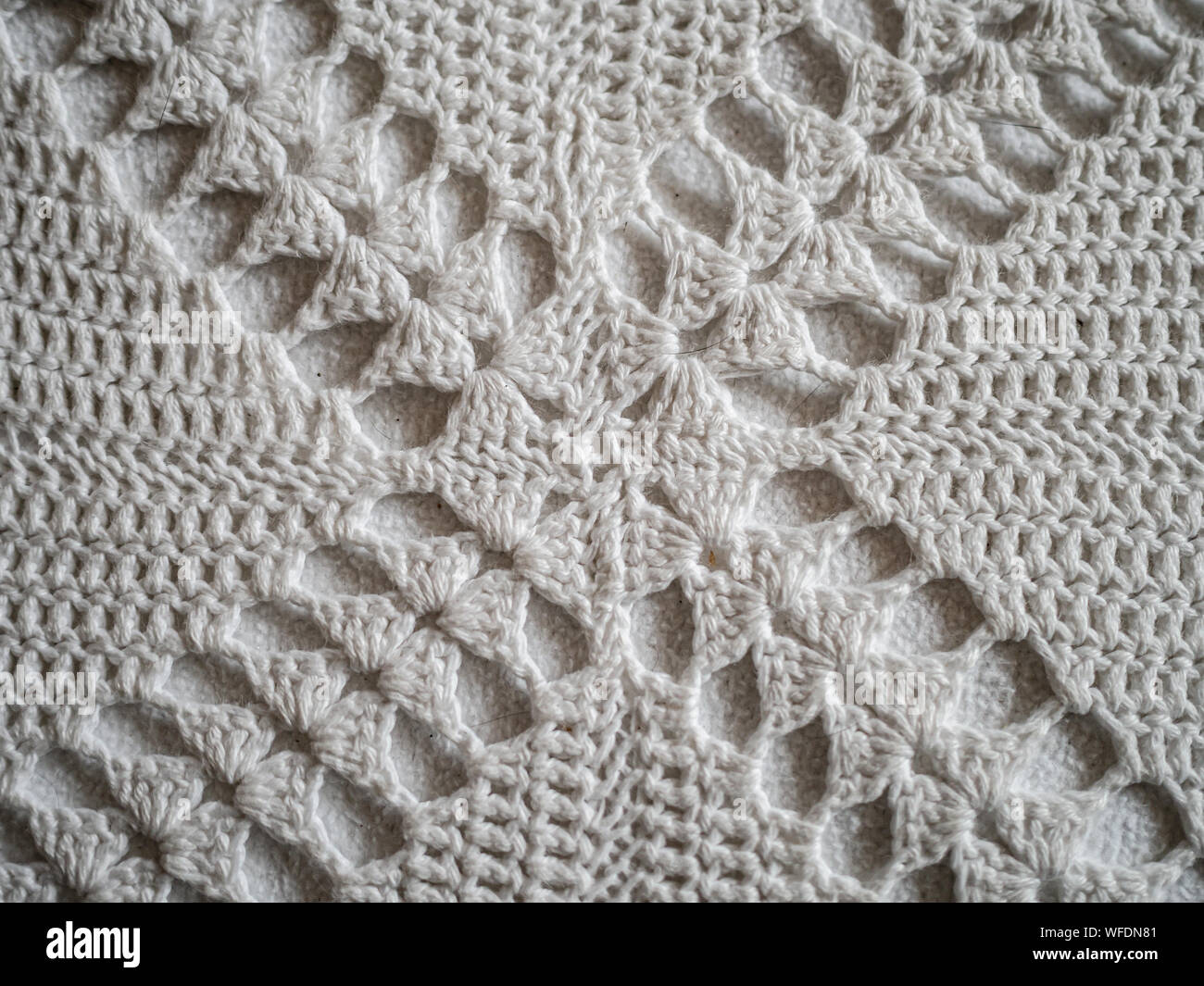 In der Nähe von weißen Gewirken Muster in ein Kreuz Stockfoto