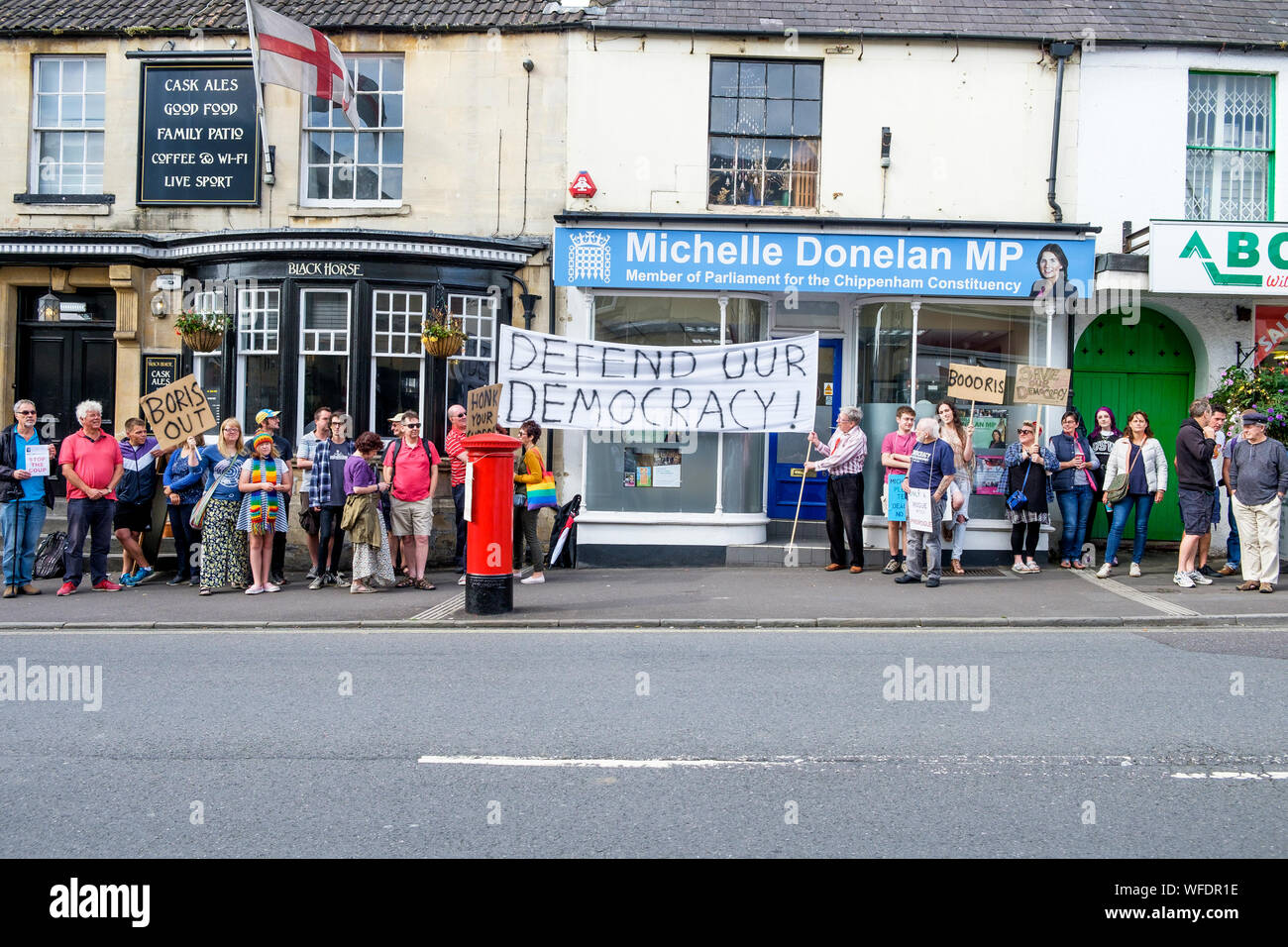 Chippenham, Wiltshire, UK. 31 August, 2019. Die Demonstranten, die Schilder und Plakate sind im Bild als Sie protestieren außerhalb des Büros von Michelle Donelan Chippenham, die Konservative MP für Chippenham. Der Protest gegen Boris Johnson's Entscheidung zu vertagen Parlaments wurde von Chippenham Wahlkreis Labour Party organisiert. Credit: Lynchpics/Alamy leben Nachrichten Stockfoto