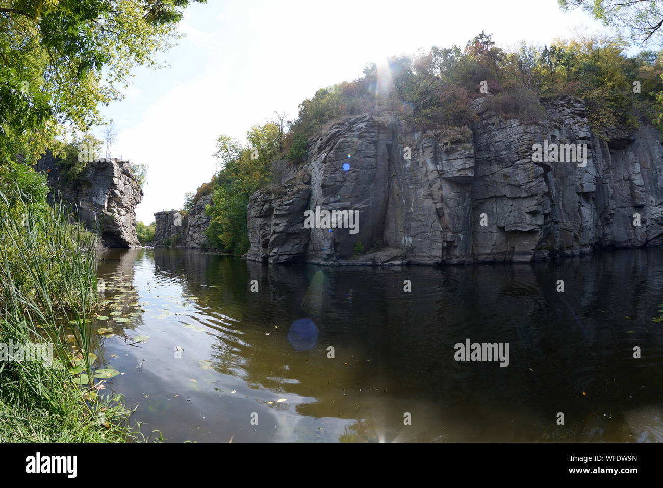 Blick auf den Felsen und den Fluss der Buksky Canyon, Ukraine Stockfoto