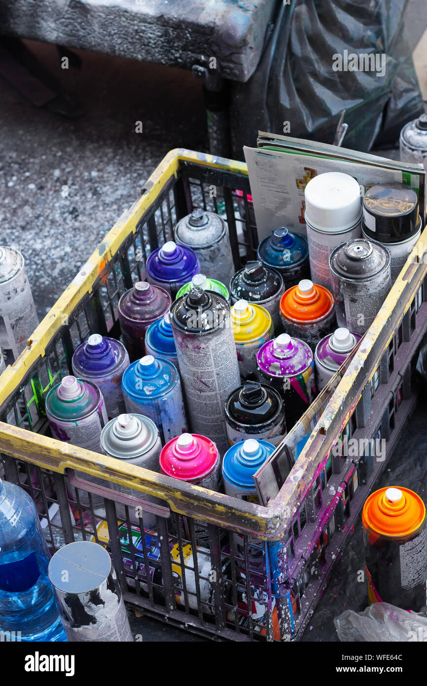 Graffiti Spraydosen urban paint Design Stockfotografie - Alamy