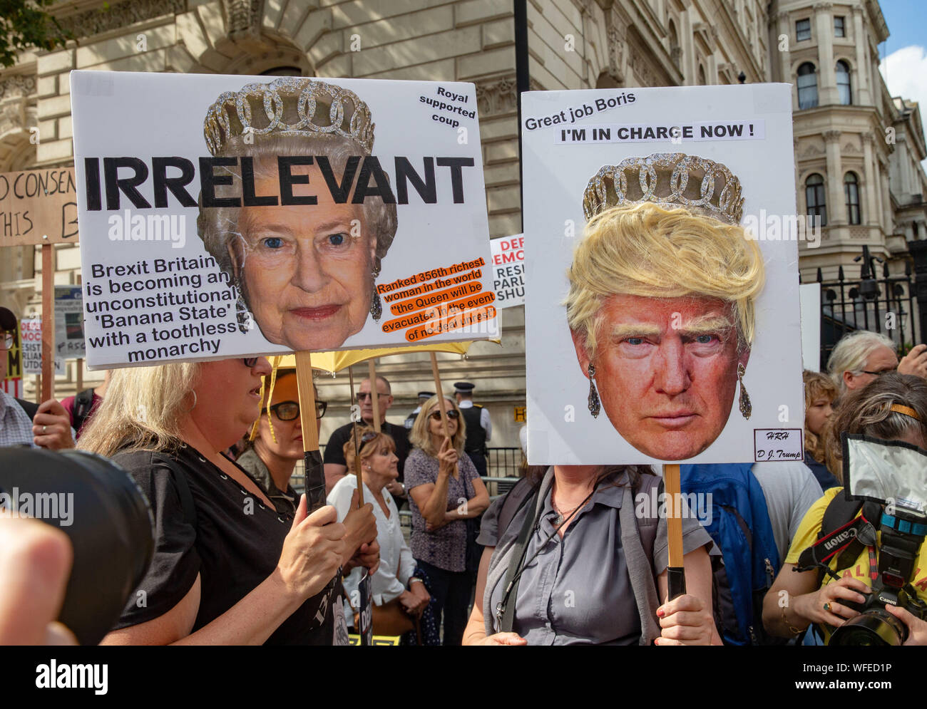 UK. 31 Aug, 2019. Demonstranten in Whitehall protestieren gegen die Entscheidung der Regierung, das Parlament zu vertagen, die nur sehr wenig Zeit für die Diskussion vor dem 31. Oktober Abgabetermine der Europäischen Union zu verlassen. Die Oberseite der Putsch" Bewegung vor den Toren von Downing Street 10 protestiert. Credit: Tommy London/Alamy leben Nachrichten Stockfoto