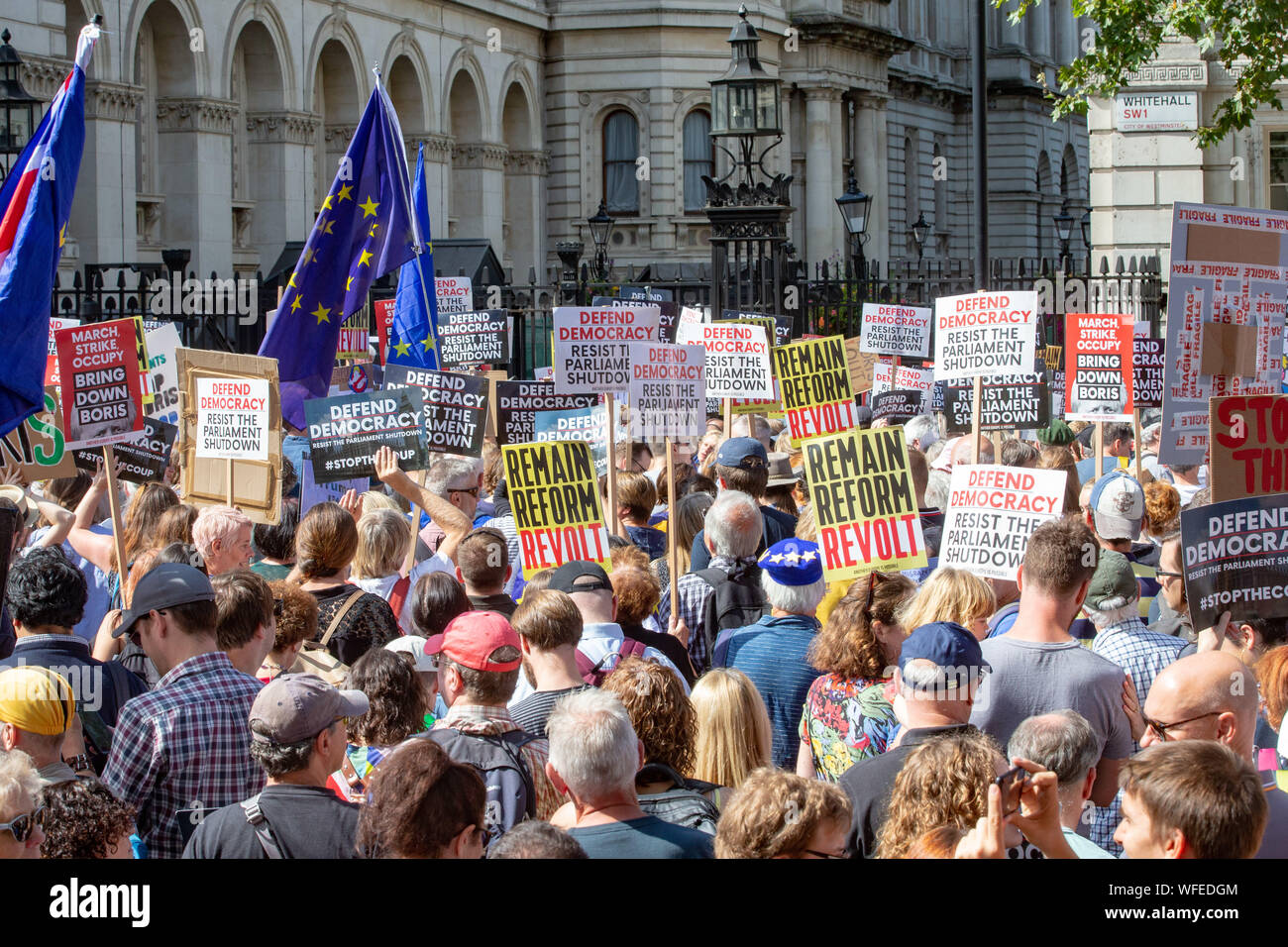 UK. 31 Aug, 2019. Demonstranten in Whitehall protestieren gegen die Entscheidung der Regierung, das Parlament zu vertagen, die nur sehr wenig Zeit für die Diskussion vor dem 31. Oktober Abgabetermine der Europäischen Union zu verlassen. Die Oberseite der Putsch" Bewegung vor den Toren von Downing Street 10 protestiert. Credit: Tommy London/Alamy leben Nachrichten Stockfoto