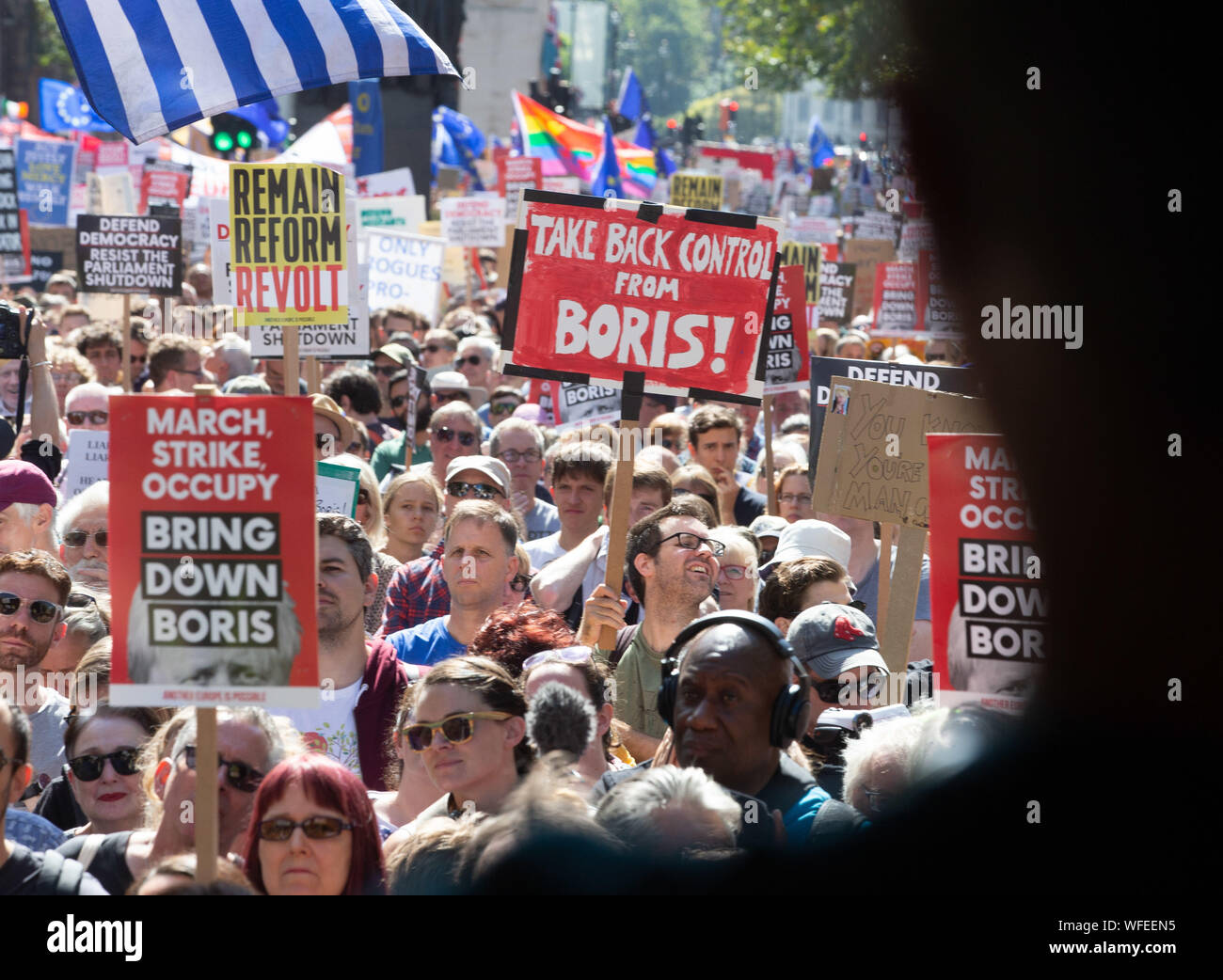 UK. 31 Aug, 2019. Demonstranten in Whitehall protestieren gegen die Entscheidung der Regierung, das Parlament zu vertagen, die nur sehr wenig Zeit für die Diskussion vor dem 31. Oktober Abgabetermine der Europäischen Union zu verlassen. Die Oberseite der Putsch" Bewegung vor den Toren von Downing Street 10 protestiert. Credit: Tommy London/Alamy leben Nachrichten Stockfoto