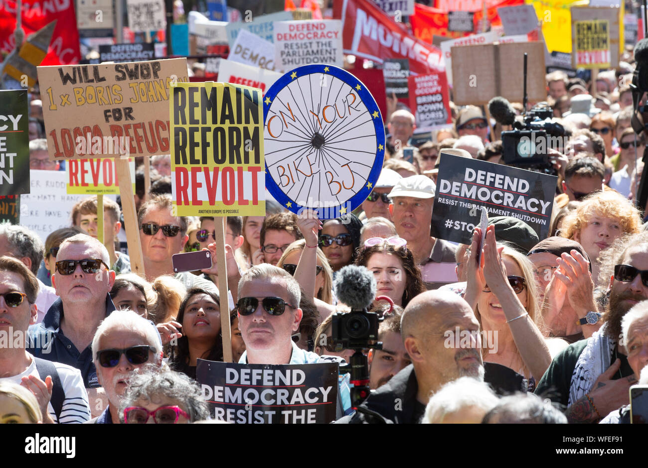 UK. 31 Aug, 2019. Demonstranten in Whitehall protestieren gegen die Entscheidung der Regierung, das Parlament zu vertagen, die nur sehr wenig Zeit für die Diskussion vor dem 31. Oktober Abgabetermine der Europäischen Union zu verlassen. Die Oberseite der Putsch" Bewegung vor den Toren von Downing Street 10 protestiert. Credit: Tommy London/Alamy leben Nachrichten Stockfoto