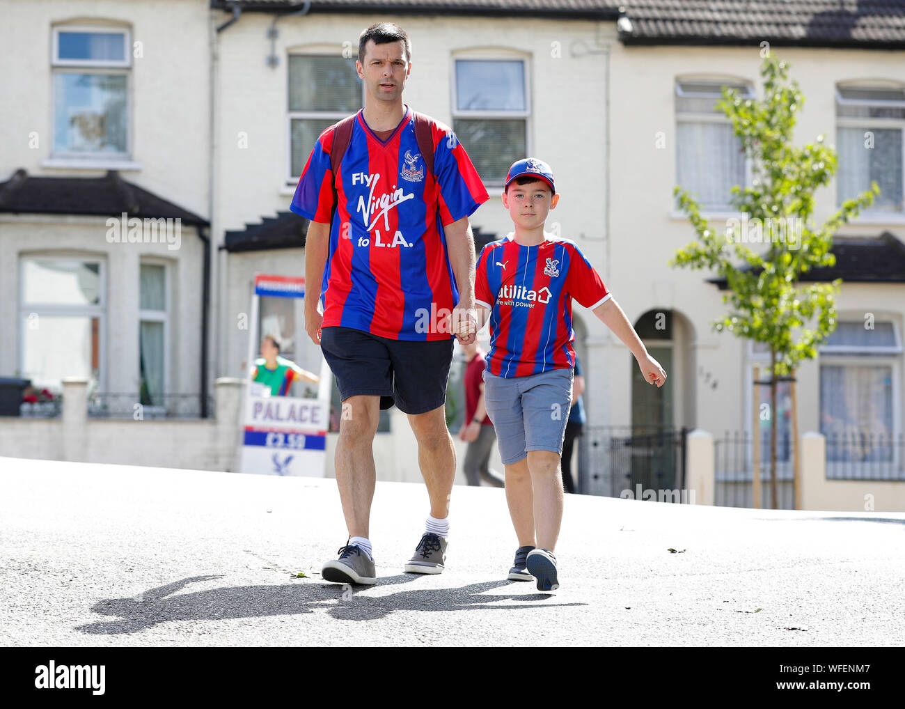 31. August 2019; der Selhurst Park, London, England; Fußball der englischen Premier League, Crystal Palace gegen Aston Villa; Crystal Palace Fans bei der Selhurst Park ankommen im Sonnenschein - Streng redaktionelle Verwendung. Keine Verwendung mit nicht autorisierten Audio-, Video-, Daten-, Spielpläne, Verein/liga Logos oder "live" Dienstleistungen. On-line-in-Match mit 120 Bildern beschränkt, kein Video-Emulation. Keine Verwendung in Wetten, Spiele oder einzelne Verein/Liga/player Publikationen Stockfoto