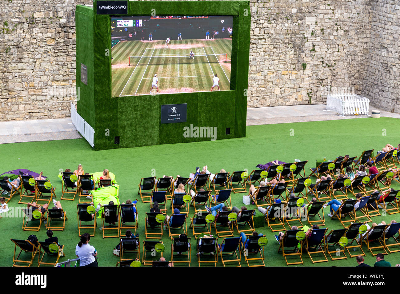Zuschauer anzeigen Wimbledon Tennis im öffentlichen Bereich westquay Southampton England Großbritannien Stockfoto
