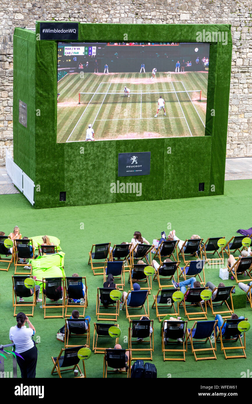 Zuschauer anzeigen Wimbledon Tennis im öffentlichen Bereich westquay Southampton England Großbritannien Stockfoto