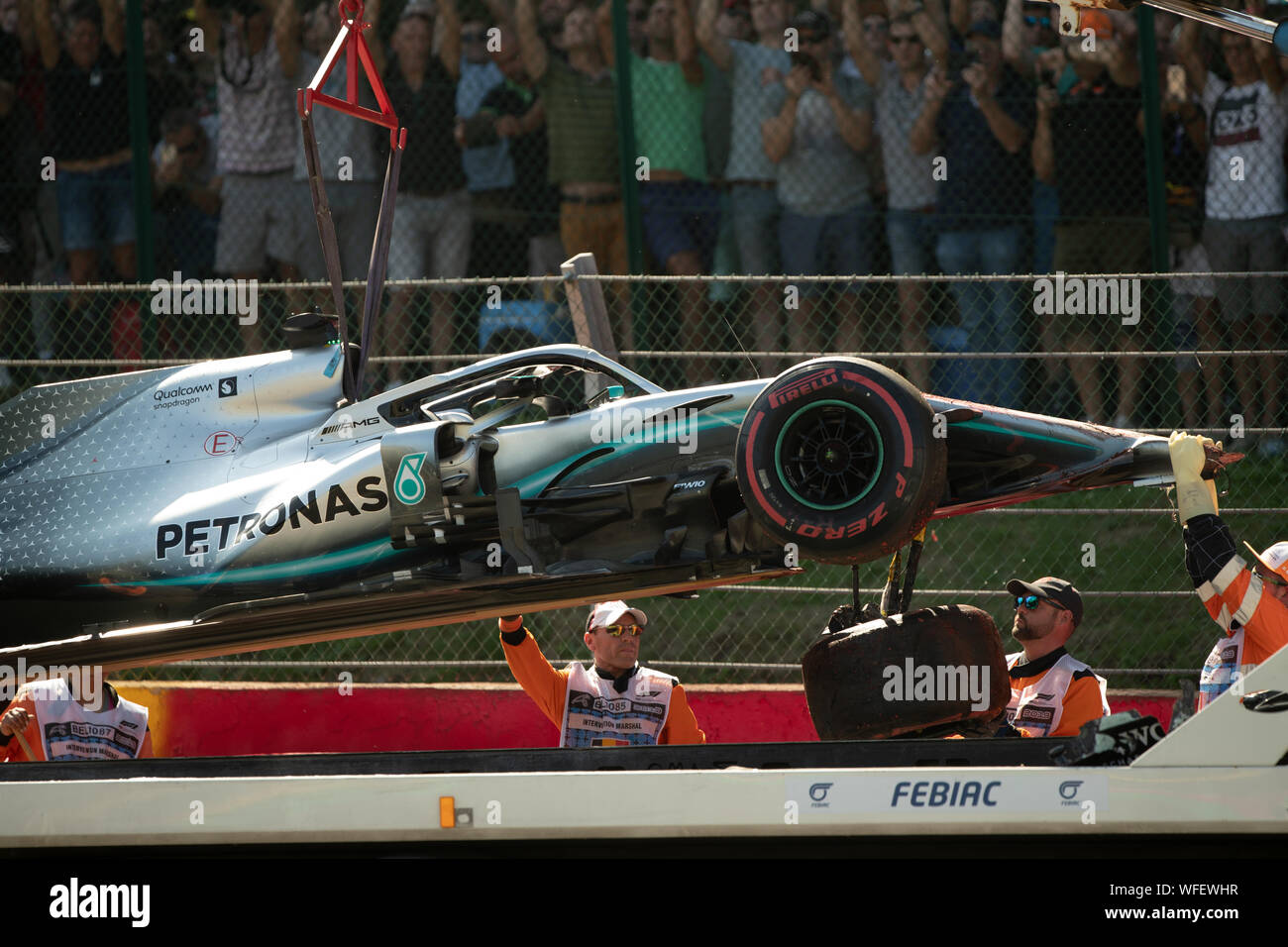 Stavelot, Belgien. 31 Aug, 2019. Nachwirkungen von Lewis Hamilton, #44, Crash im freien Training 3 an der Grand Prix von Belgien, Spa-Francorchamps, als seinen Mercedes ist vom Fang Schranken gezogen. Credit: Broadhead/Alamy leben Nachrichten Stockfoto