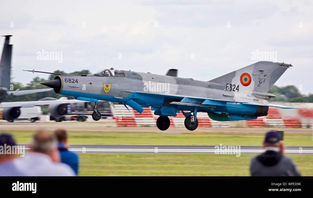 Rumänischen Luftstreitkräfte Mikoyan-Gurevich MiG-21 nehmen Sie an der 2019 Royal International Air Tattoo vor Zuschauern in der Cotswold Gehäuse Stockfoto