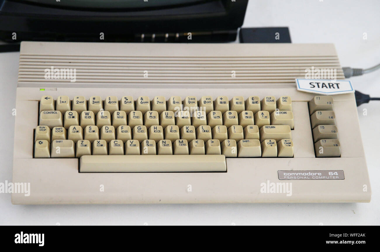 Wroclaw, Polen. 31 Aug, 2019. Die Firma Retro Spiele hat die Rückkehr der klassischen Commodore 64 Computer angekündigt. Die C64 ist ein Commodore 64 aktualisiert, der in eine moderne TV angeschlossen werden kann, und spielen Sie einen der 64 klassischen Spielen werden. War die Premiere des C64 für Dezember 2019 angekündigt. Das Foto zeigt ein ehemaliger Commodore 64 Computer im Museum der Spiele und Computer in Breslau. Credit: Damian Klamka/ZUMA Draht/Alamy leben Nachrichten Stockfoto Wroclaw, Polen. 31 Aug, 2019. Die Firma Retro Spiele hat die Rückkehr der klassischen Commodore 64 Computer angekündigt. Die C64 ist ein Commodore 64 aktualisiert, der in eine moderne TV angeschlossen werden kann, und spielen Sie einen der 64 klassischen Spielen werden. War die Premiere des C64 für Dezember 2019 angekündigt. Das Foto zeigt ein ehemaliger Commodore 64 Computer im Museum der Spiele und Computer in Breslau. Credit: Damian Klamka/ZUMA Draht/Alamy leben Nachrichten Stockfoto