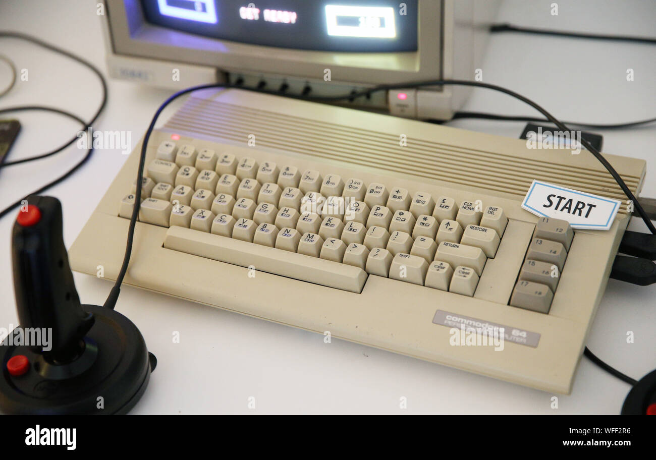 Wroclaw, Polen. 31 Aug, 2019. Die Firma Retro Spiele hat die Rückkehr der klassischen Commodore 64 Computer angekündigt. Die C64 ist ein Commodore 64 aktualisiert, der in eine moderne TV angeschlossen werden kann, und spielen Sie einen der 64 klassischen Spielen werden. War die Premiere des C64 für Dezember 2019 angekündigt. Das Foto zeigt ein ehemaliger Commodore 64 Computer im Museum der Spiele und Computer in Breslau. Credit: Damian Klamka/ZUMA Draht/Alamy leben Nachrichten Stockfoto Wroclaw, Polen. 31 Aug, 2019. Die Firma Retro Spiele hat die Rückkehr der klassischen Commodore 64 Computer angekündigt. Die C64 ist ein Commodore 64 aktualisiert, der in eine moderne TV angeschlossen werden kann, und spielen Sie einen der 64 klassischen Spielen werden. War die Premiere des C64 für Dezember 2019 angekündigt. Das Foto zeigt ein ehemaliger Commodore 64 Computer im Museum der Spiele und Computer in Breslau. Credit: Damian Klamka/ZUMA Draht/Alamy leben Nachrichten Stockfoto