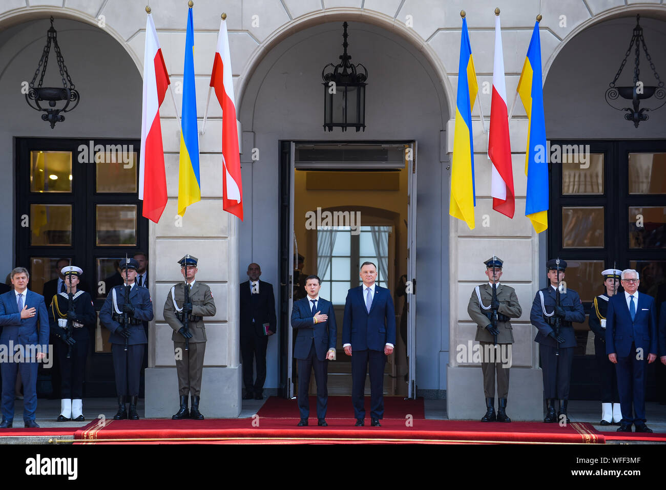 Warschau, Polen. 31 Aug, 2019. Präsident von Polen, Andrzej Duda begrüßt der Präsident der Ukraine, Wladimir Zelensky während der Begrüßungszeremonie im Präsidentenpalast. Volodymyr Zelensky kommt in Warschau vor der 80. Jahrestag des Ausbruchs des Zweiten Weltkriegs, in dem mehr als 40 internationale Delegationen vorlegen wird, einschließlich der deutschen Kanzlerin, Angela Merkel, und US-Vizepräsident, Mike Pence. Credit: SOPA Images Limited/Alamy leben Nachrichten Stockfoto
